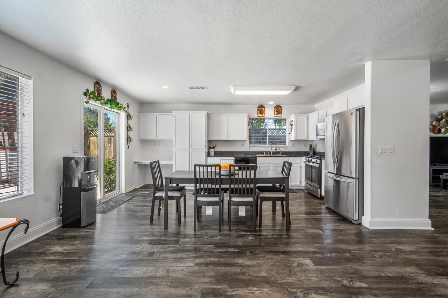 Detail Gallery Image 4 of 38 For 1261 Crestview Dr, Hollister,  CA 95023 - 5 Beds | 2/1 Baths