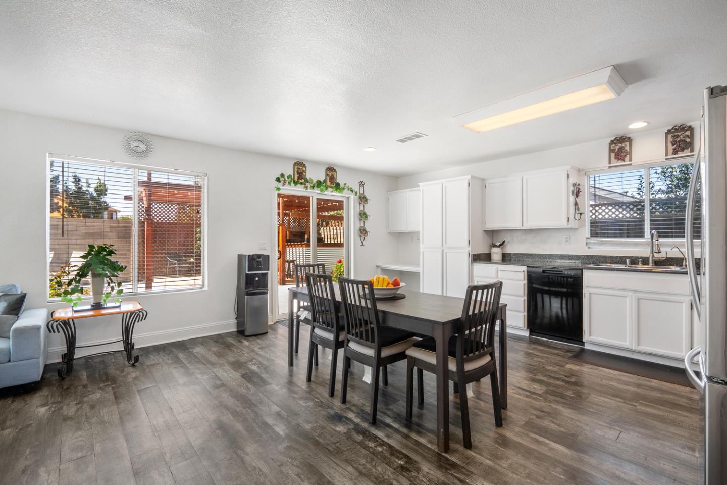 Detail Gallery Image 5 of 38 For 1261 Crestview Dr, Hollister,  CA 95023 - 5 Beds | 2/1 Baths