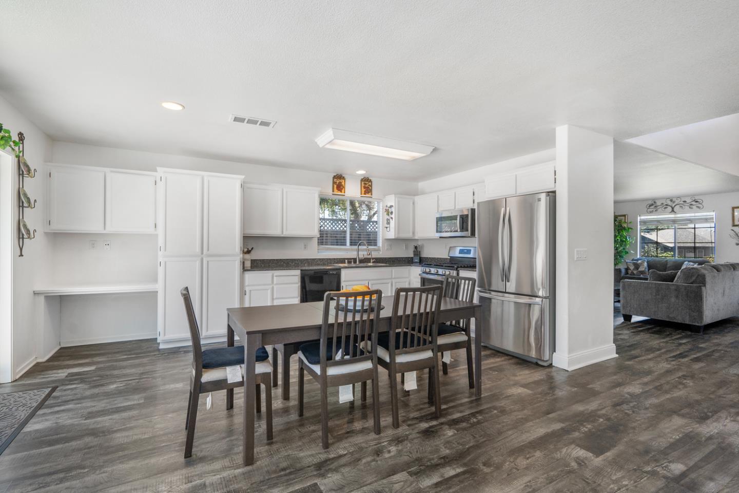 Detail Gallery Image 7 of 38 For 1261 Crestview Dr, Hollister,  CA 95023 - 5 Beds | 2/1 Baths