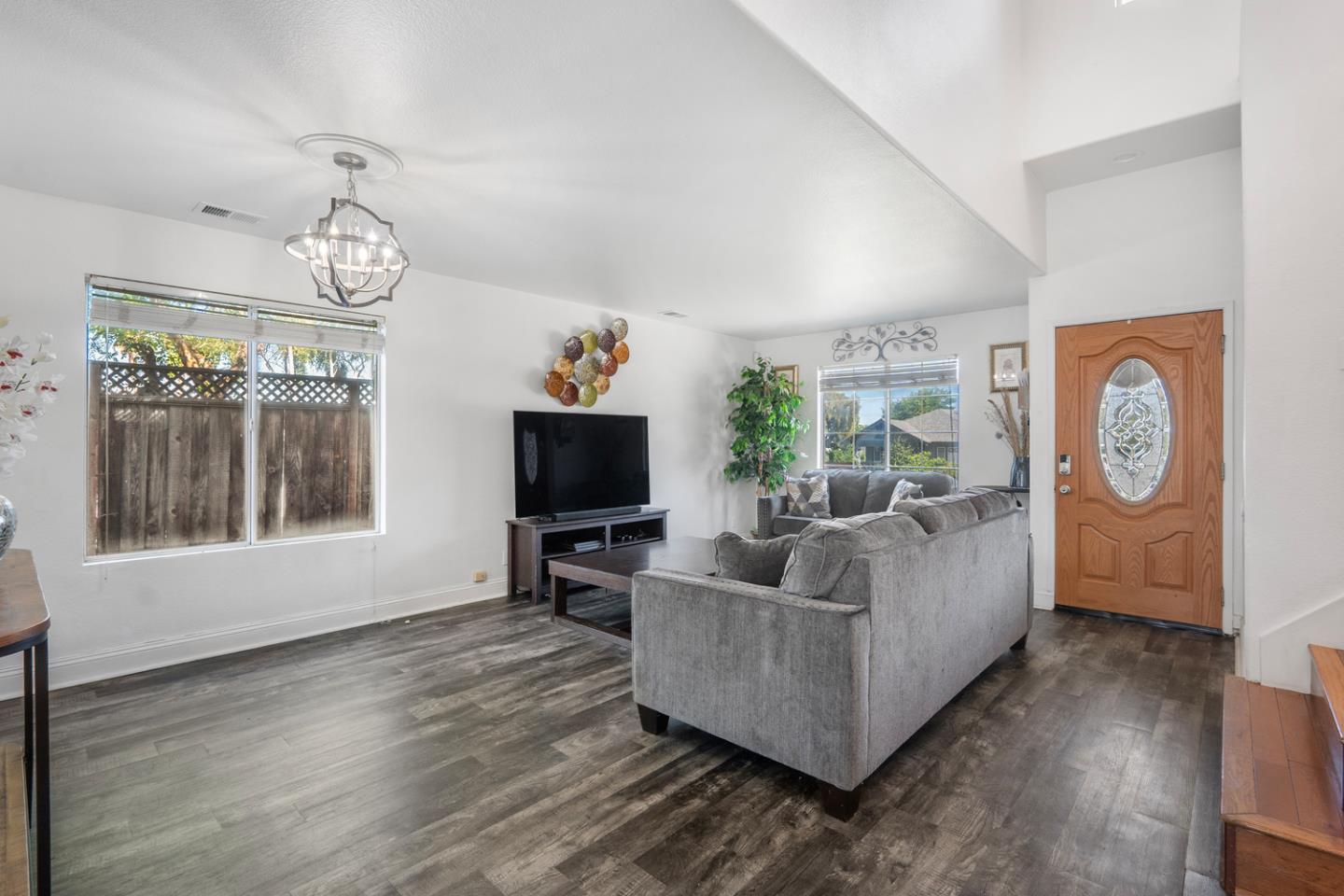 Detail Gallery Image 9 of 38 For 1261 Crestview Dr, Hollister,  CA 95023 - 5 Beds | 2/1 Baths