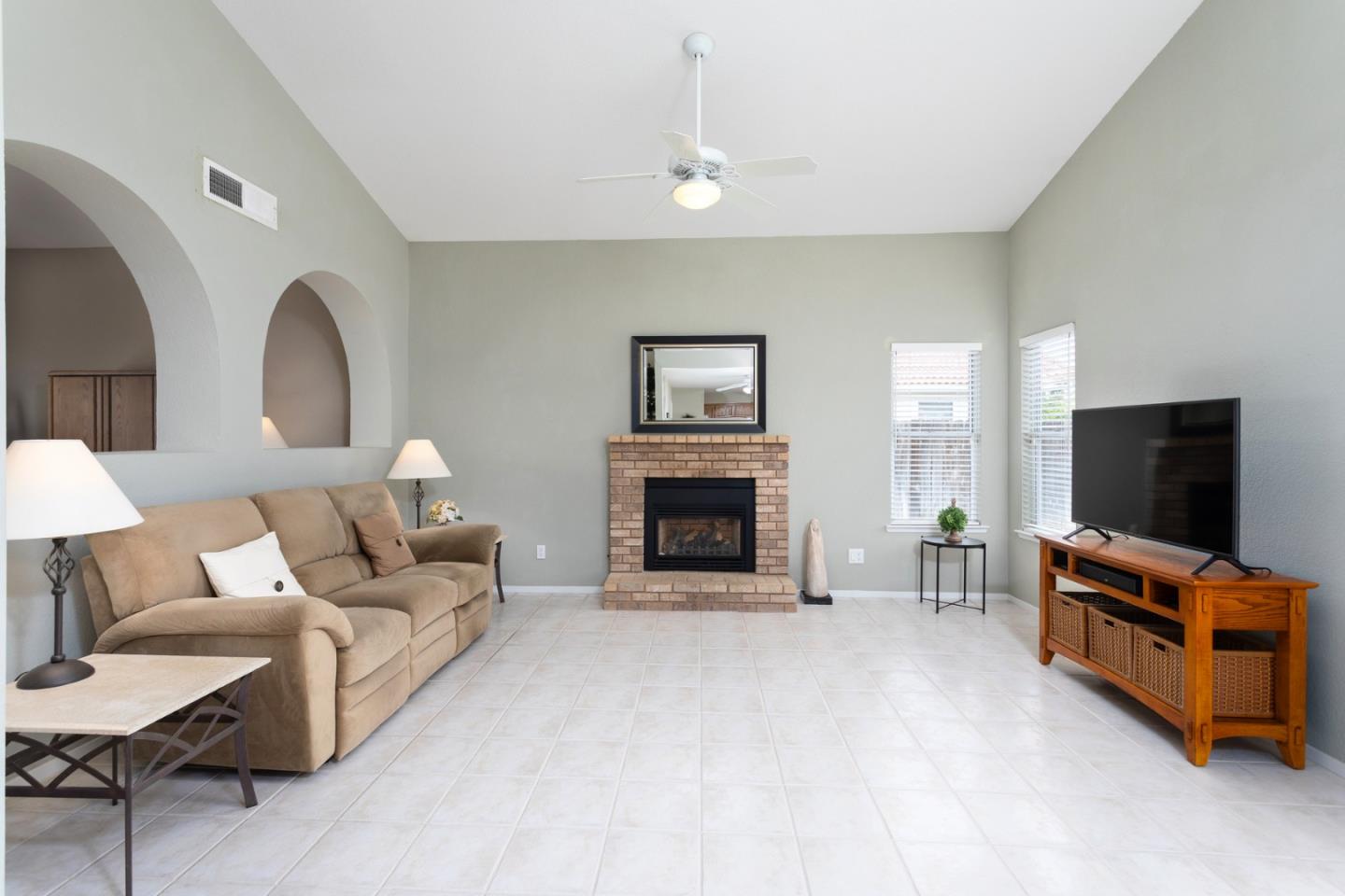 Detail Gallery Image 10 of 37 For 847 Amber Ave, Clovis,  CA 93611 - 3 Beds | 2/1 Baths