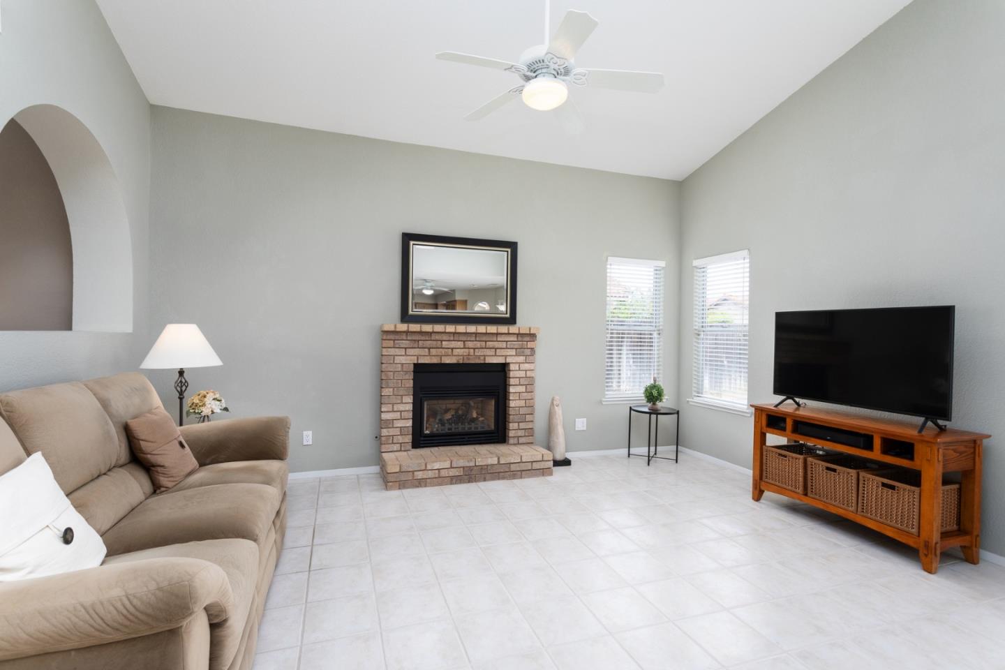 Detail Gallery Image 11 of 37 For 847 Amber Ave, Clovis,  CA 93611 - 3 Beds | 2/1 Baths