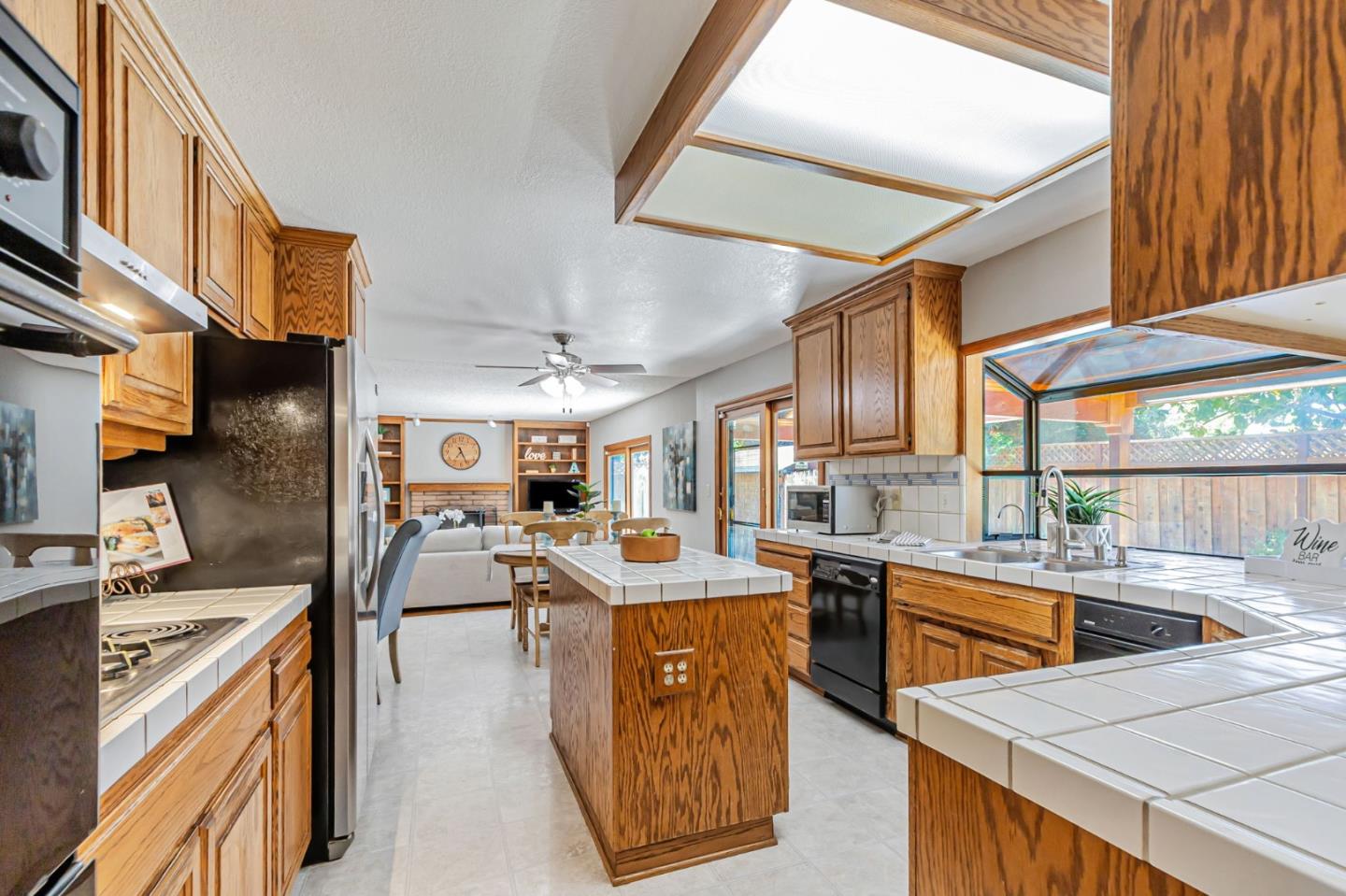 Detail Gallery Image 11 of 37 For 605 Encino Dr, Morgan Hill,  CA 95037 - 5 Beds | 3 Baths