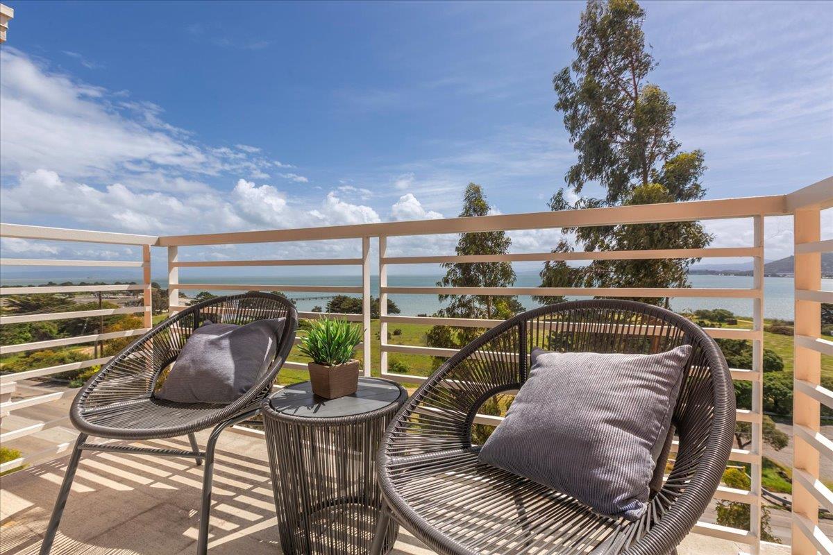 Detail Gallery Image 2 of 22 For 301 Crescent Ct #3307,  San Francisco,  CA 94134 - 2 Beds | 2 Baths