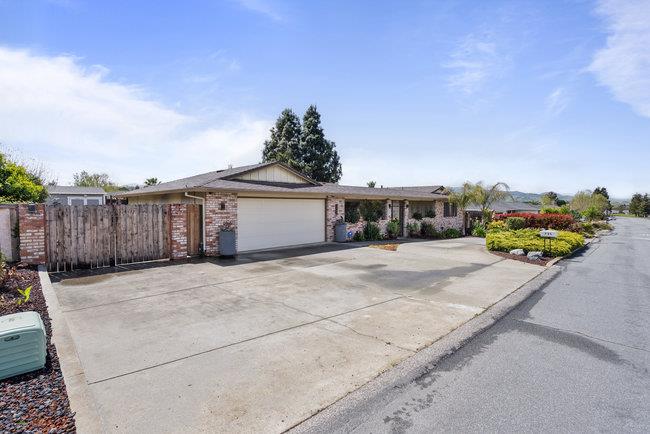 Detail Gallery Image 6 of 102 For 725 Ridgemark Dr, Hollister,  CA 95023 - 3 Beds | 2 Baths