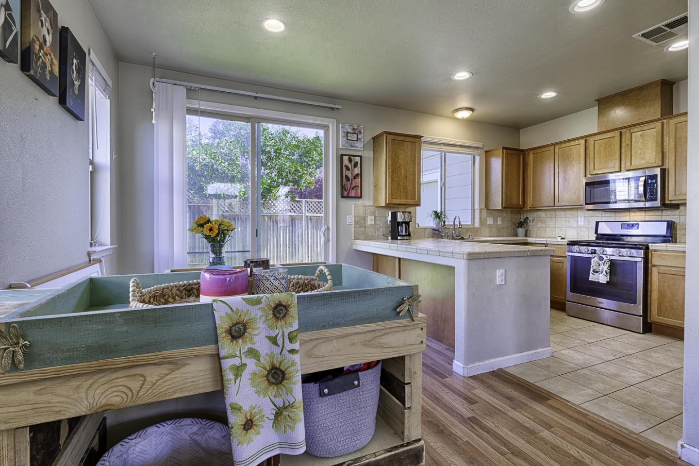 Detail Gallery Image 10 of 34 For 4015 Agassi Dr Dr, Santa Rosa,  CA 95407 - 3 Beds | 2/1 Baths