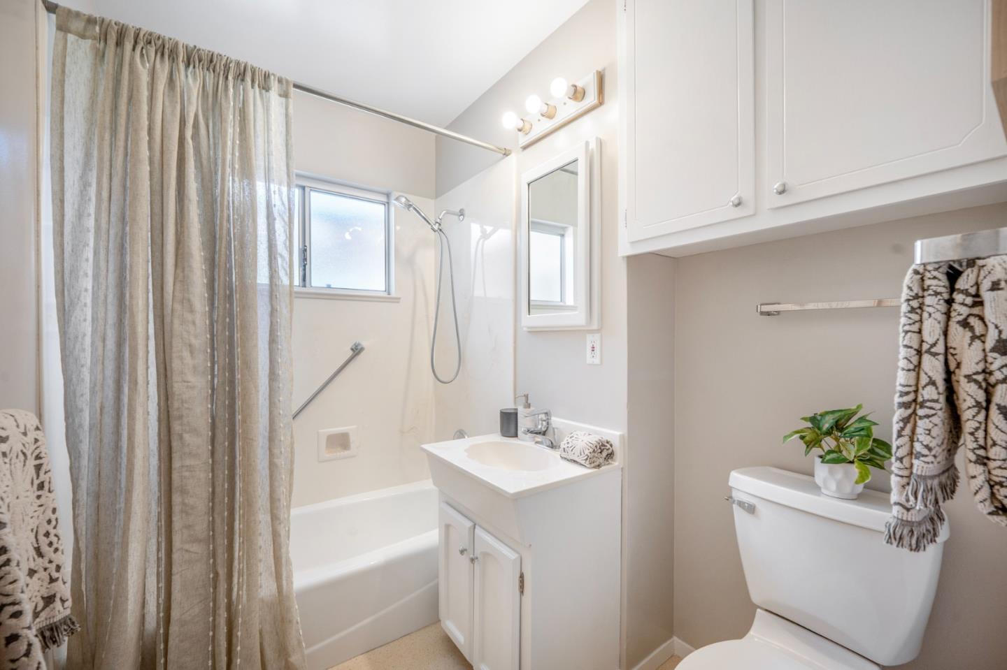 Detail Gallery Image 13 of 31 For 4834 Winton Way, San Jose,  CA 95124 - 4 Beds | 2 Baths