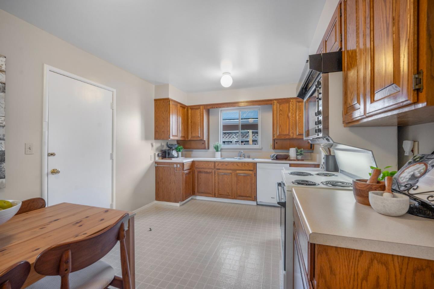 Detail Gallery Image 4 of 31 For 4834 Winton Way, San Jose,  CA 95124 - 4 Beds | 2 Baths