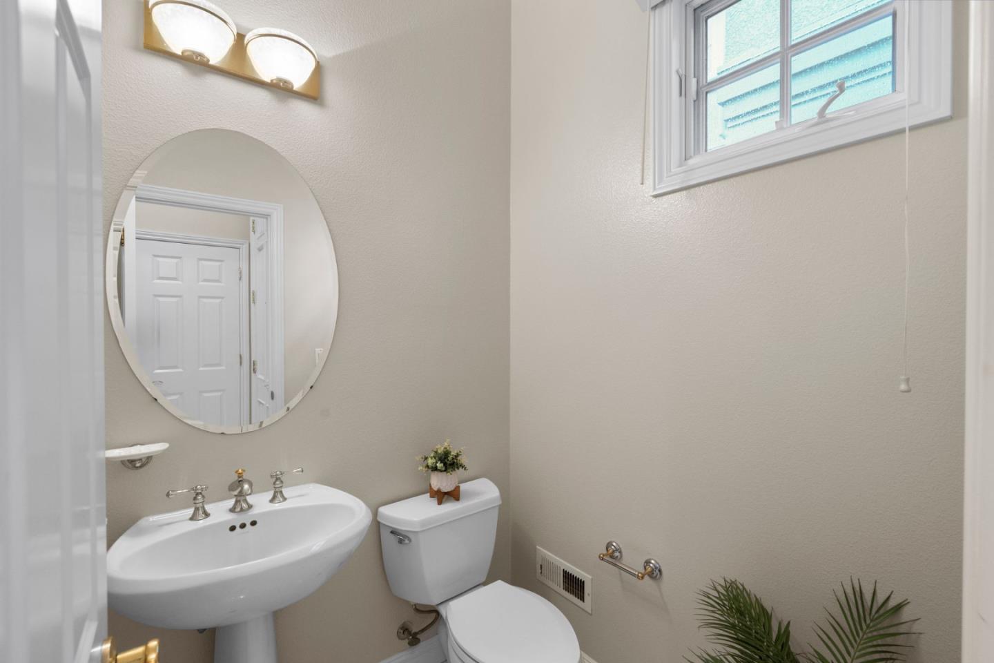 Detail Gallery Image 8 of 25 For 145 Fremont Ave, Los Altos,  CA 94022 - 3 Beds | 2/1 Baths