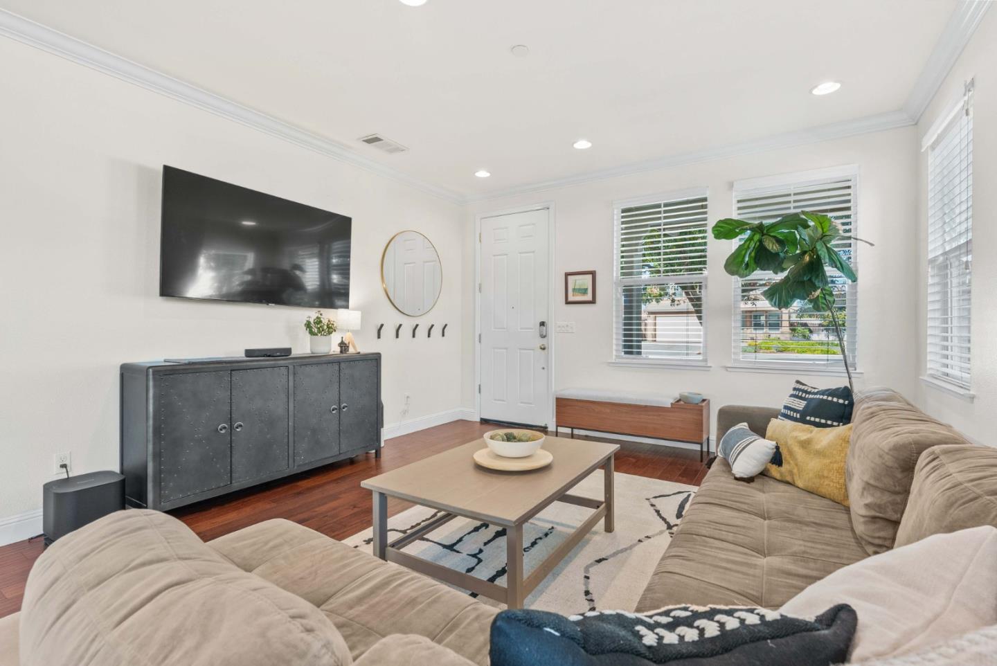Detail Gallery Image 6 of 72 For 1031 Harbor Ct, Hollister,  CA 95023 - 4 Beds | 2/1 Baths