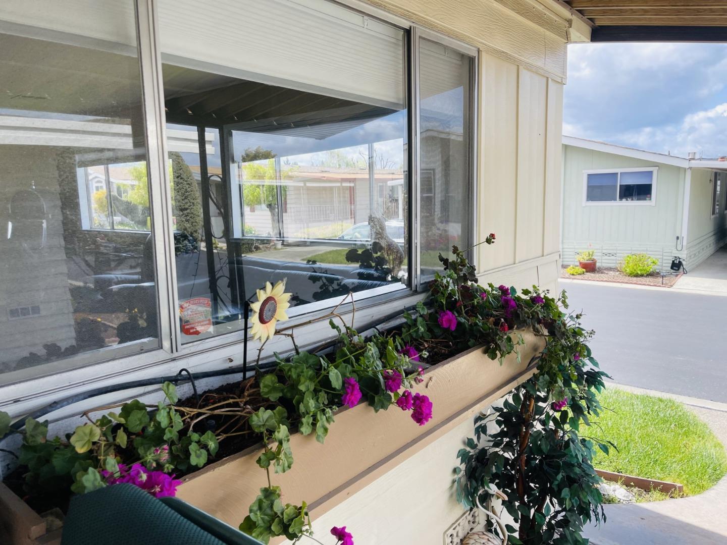 Detail Gallery Image 2 of 14 For 484 Millpond #484,  San Jose,  CA 95125 - 2 Beds | 2 Baths