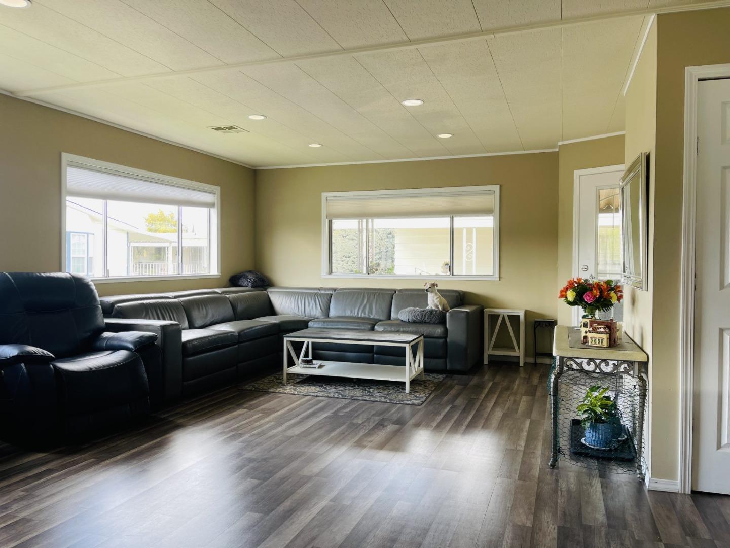 Detail Gallery Image 4 of 14 For 484 Millpond #484,  San Jose,  CA 95125 - 2 Beds | 2 Baths