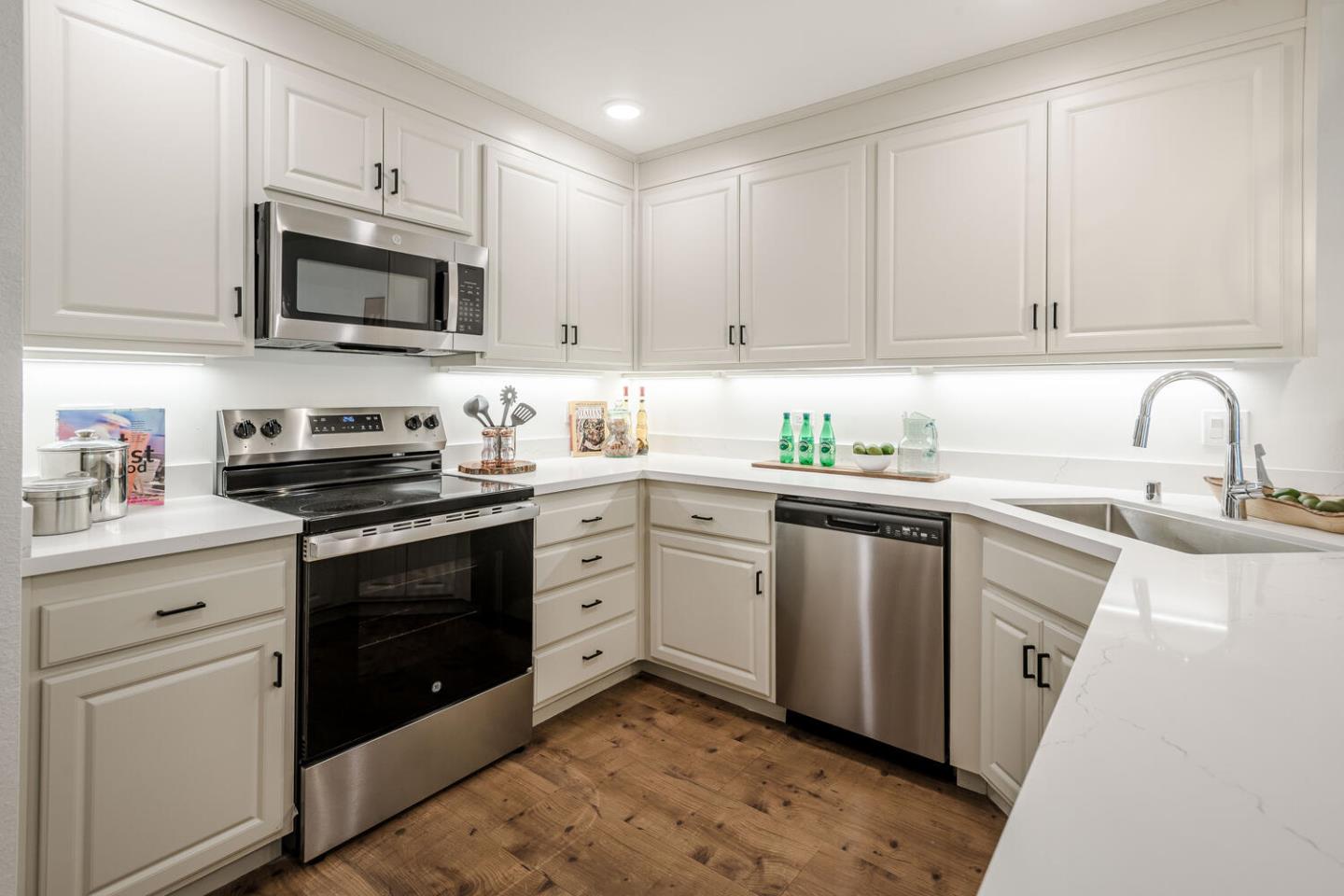 Detail Gallery Image 10 of 34 For 1 Buttercup Ln, San Carlos,  CA 94070 - 3 Beds | 2/1 Baths