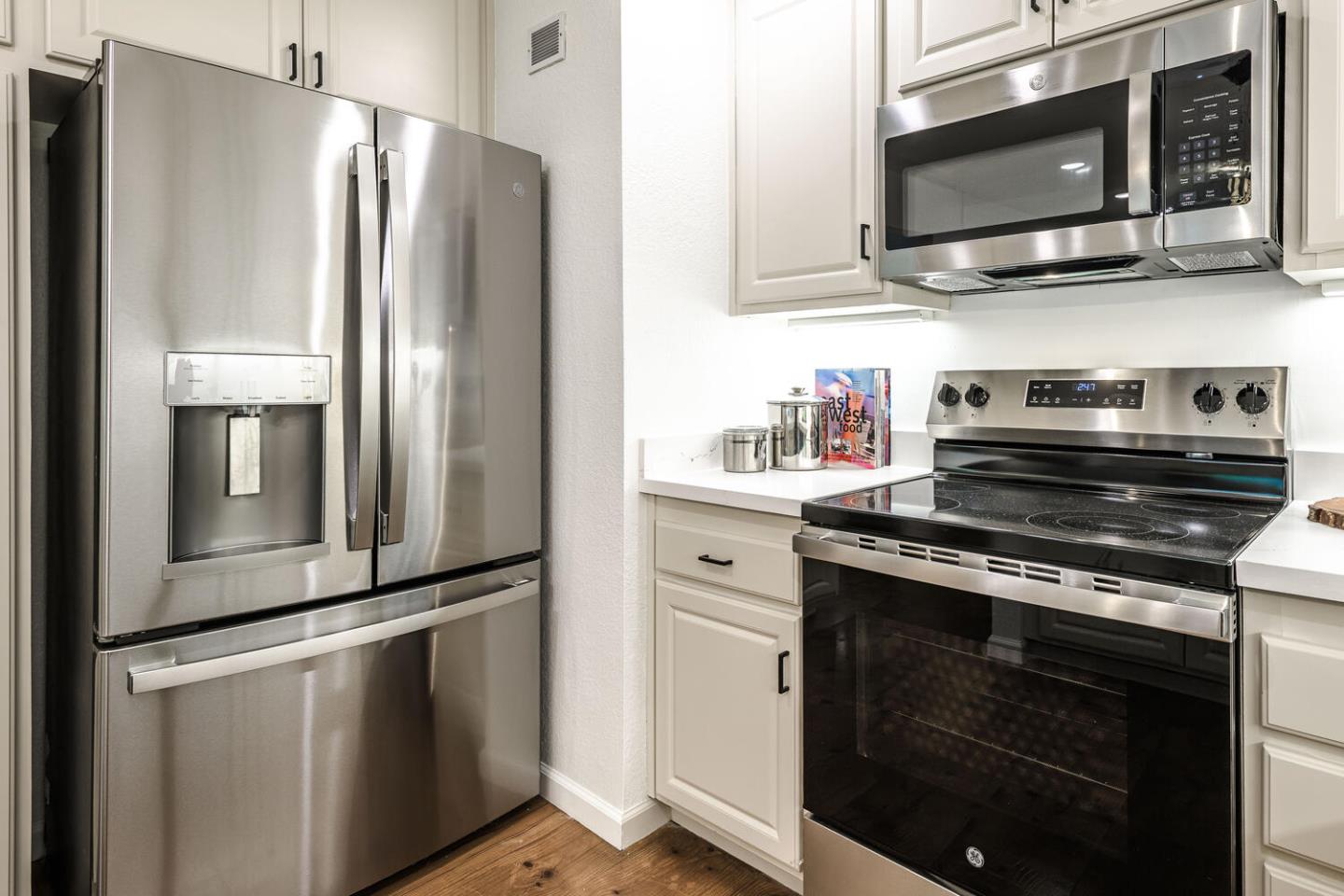Detail Gallery Image 11 of 34 For 1 Buttercup Ln, San Carlos,  CA 94070 - 3 Beds | 2/1 Baths