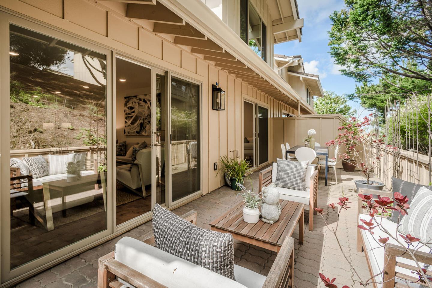 Detail Gallery Image 12 of 34 For 1 Buttercup Ln, San Carlos,  CA 94070 - 3 Beds | 2/1 Baths