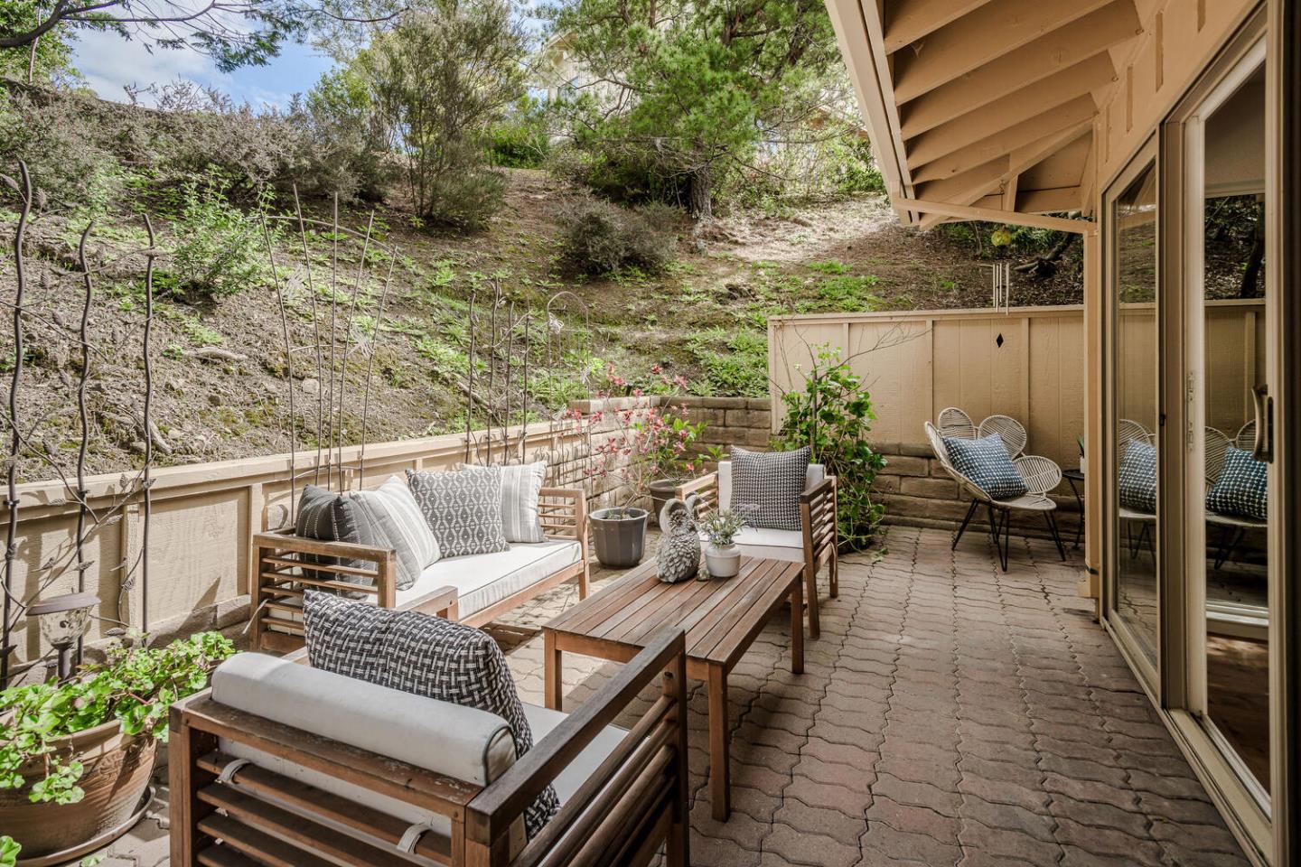 Detail Gallery Image 13 of 34 For 1 Buttercup Ln, San Carlos,  CA 94070 - 3 Beds | 2/1 Baths