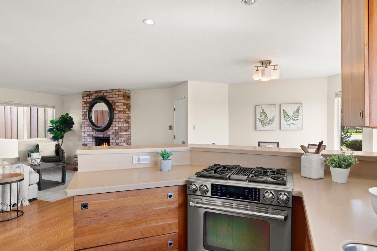 Detail Gallery Image 10 of 55 For 861 Railroad Ave, Half Moon Bay,  CA 94019 - 4 Beds | 2 Baths