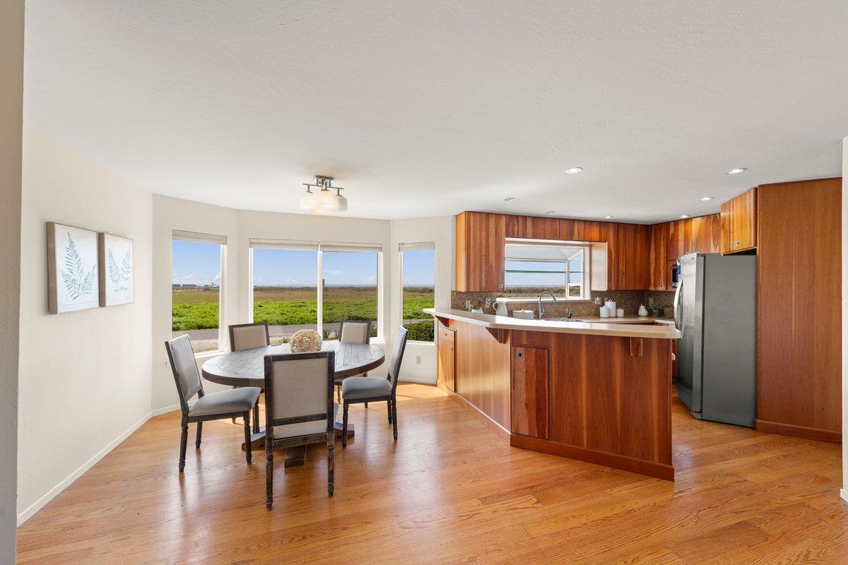 Detail Gallery Image 11 of 55 For 861 Railroad Ave, Half Moon Bay,  CA 94019 - 4 Beds | 2 Baths
