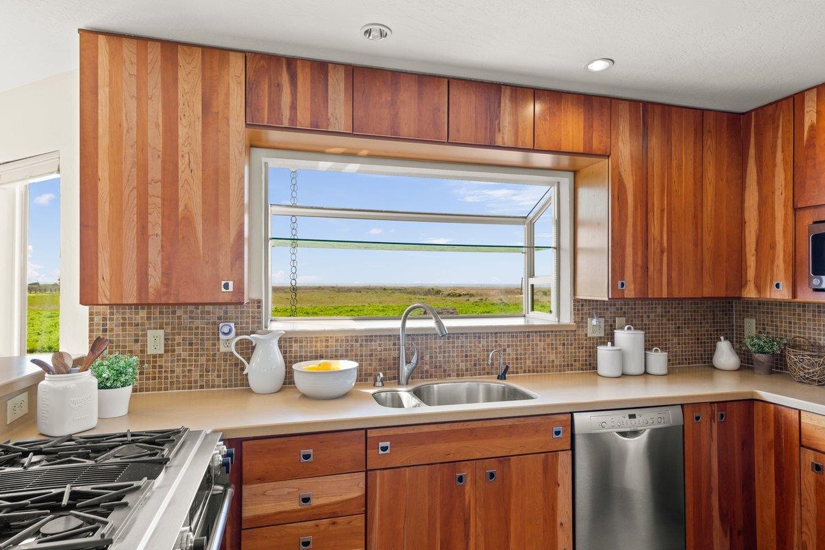 Detail Gallery Image 6 of 55 For 861 Railroad Ave, Half Moon Bay,  CA 94019 - 4 Beds | 2 Baths