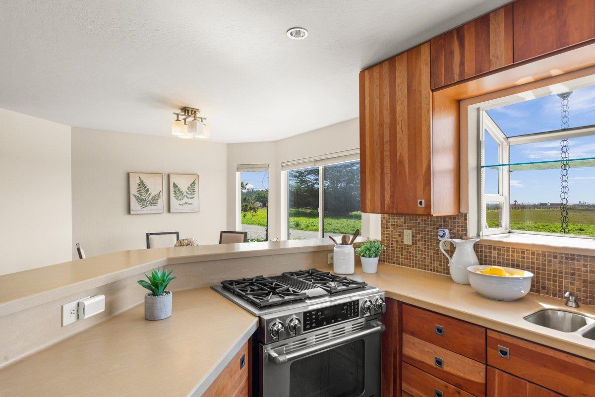 Detail Gallery Image 8 of 55 For 861 Railroad Ave, Half Moon Bay,  CA 94019 - 4 Beds | 2 Baths