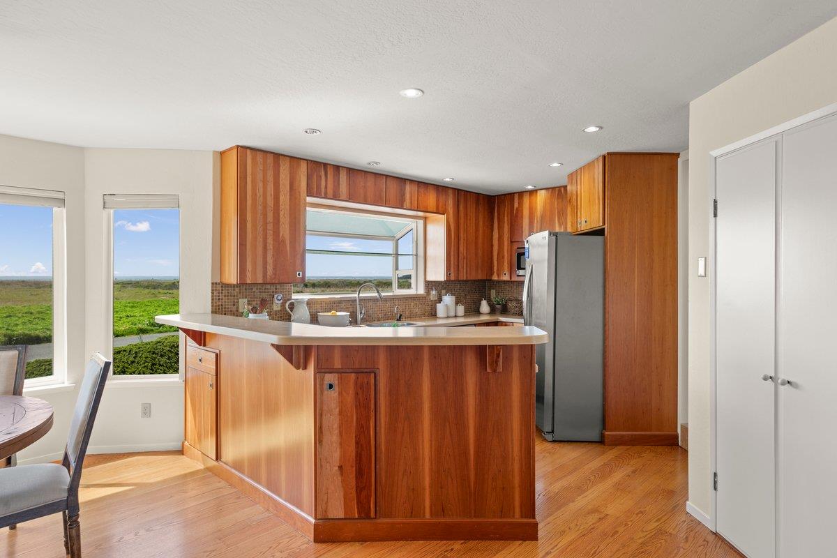 Detail Gallery Image 9 of 55 For 861 Railroad Ave, Half Moon Bay,  CA 94019 - 4 Beds | 2 Baths