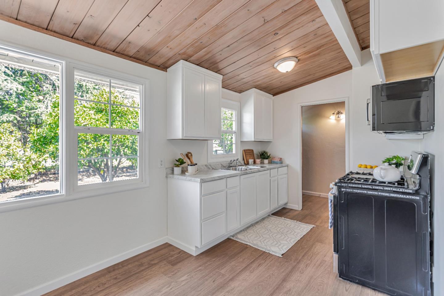 Detail Gallery Image 10 of 30 For 3070 Airline Hwy, Hollister,  CA 95023 - 2 Beds | 1/1 Baths