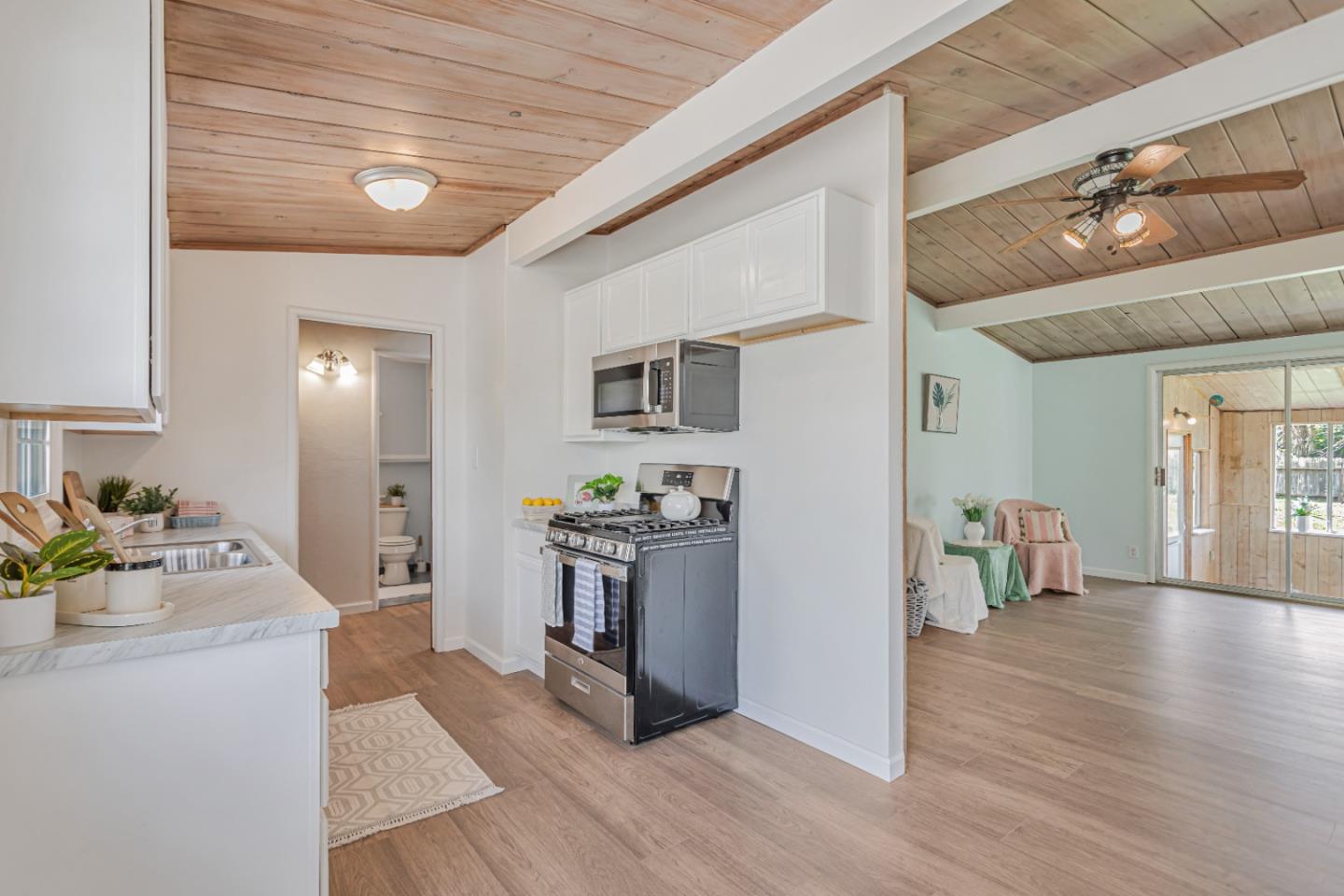Detail Gallery Image 13 of 30 For 3070 Airline Hwy, Hollister,  CA 95023 - 2 Beds | 1/1 Baths