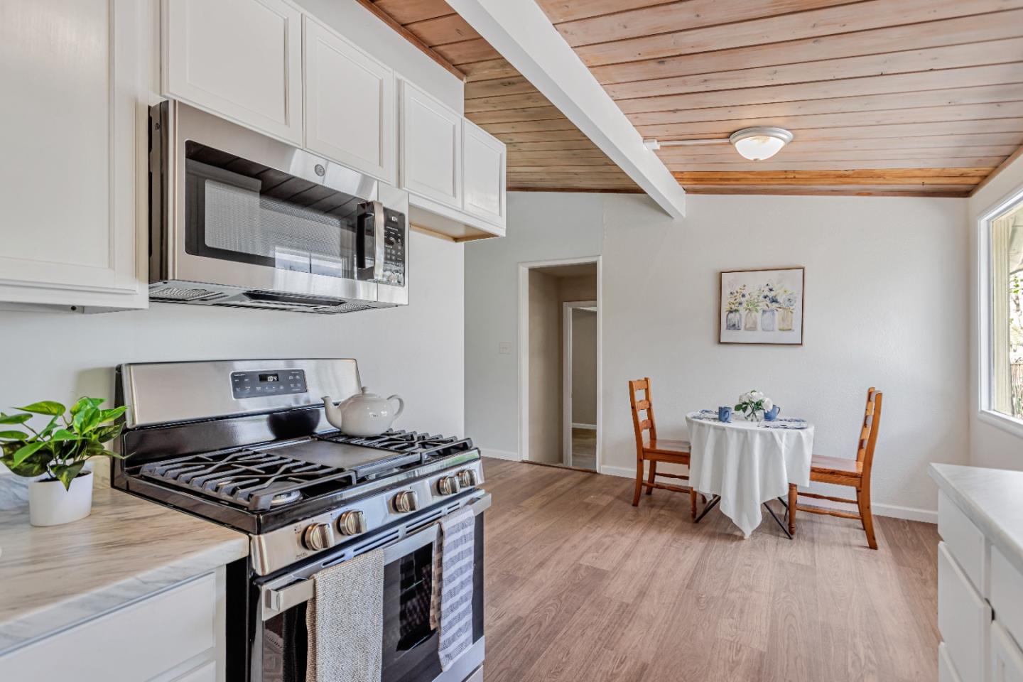Detail Gallery Image 6 of 30 For 3070 Airline Hwy, Hollister,  CA 95023 - 2 Beds | 1/1 Baths