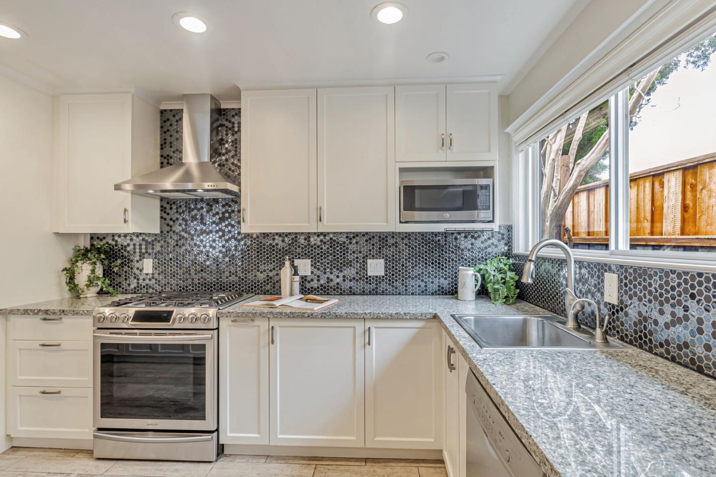 Detail Gallery Image 19 of 86 For 3350 Page St, Redwood City,  CA 94063 - 4 Beds | 4 Baths