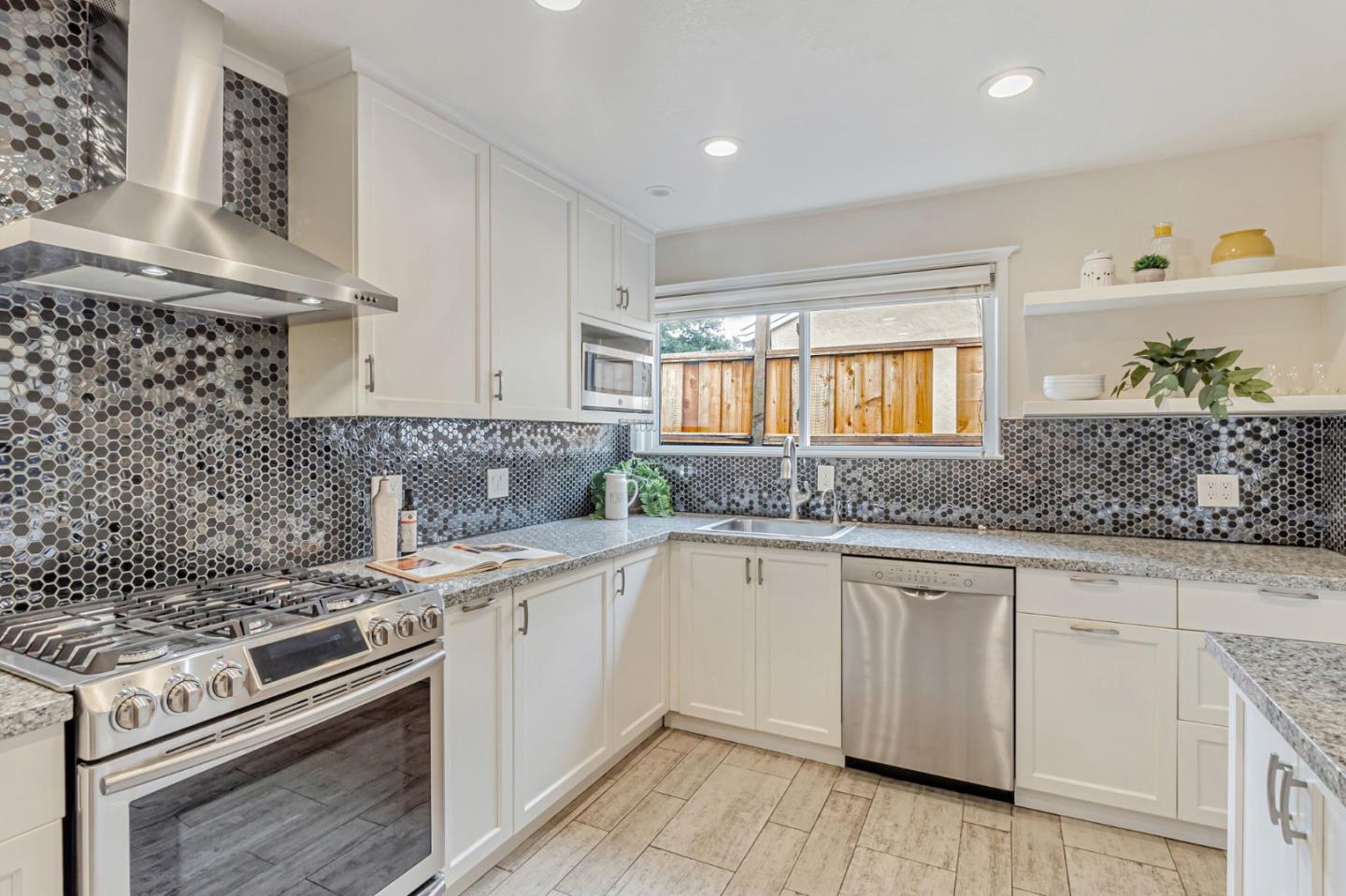 Detail Gallery Image 21 of 86 For 3350 Page St, Redwood City,  CA 94063 - 4 Beds | 4 Baths