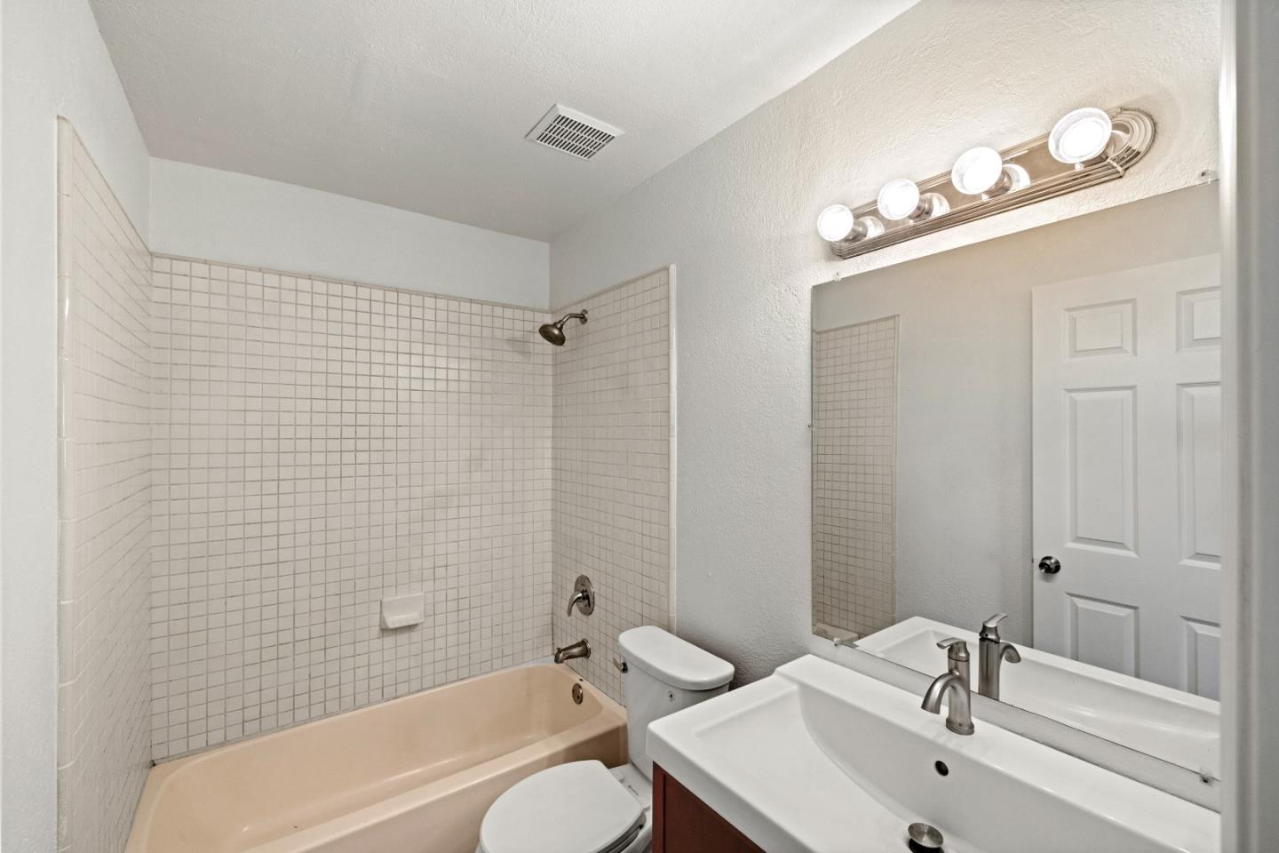 Detail Gallery Image 13 of 22 For 820 Casanova Ave #123,  Monterey,  CA 93940 - 1 Beds | 1 Baths