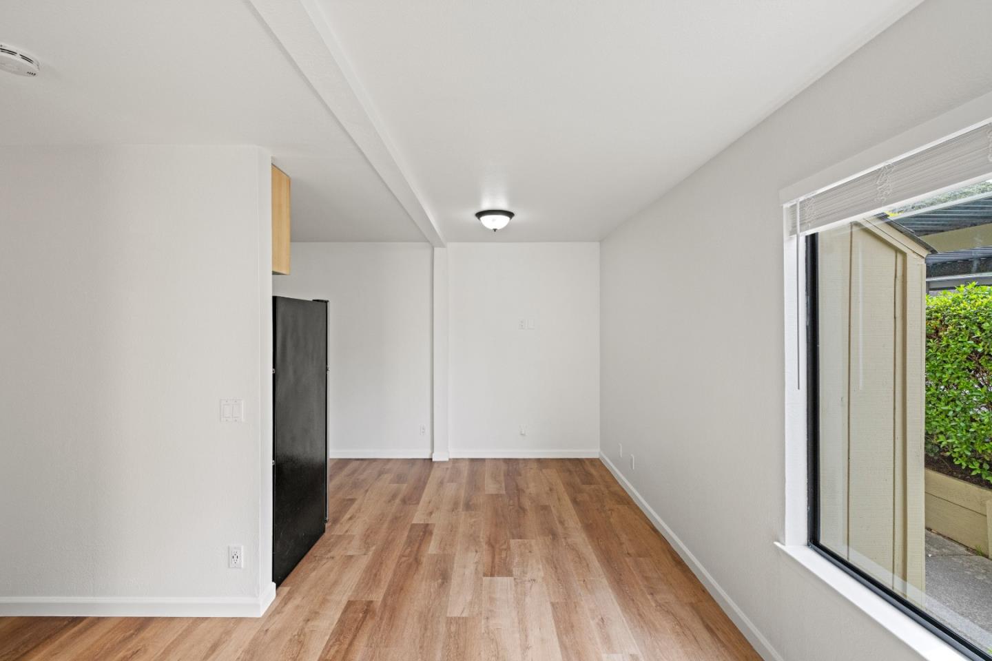 Detail Gallery Image 4 of 22 For 820 Casanova Ave #123,  Monterey,  CA 93940 - 1 Beds | 1 Baths