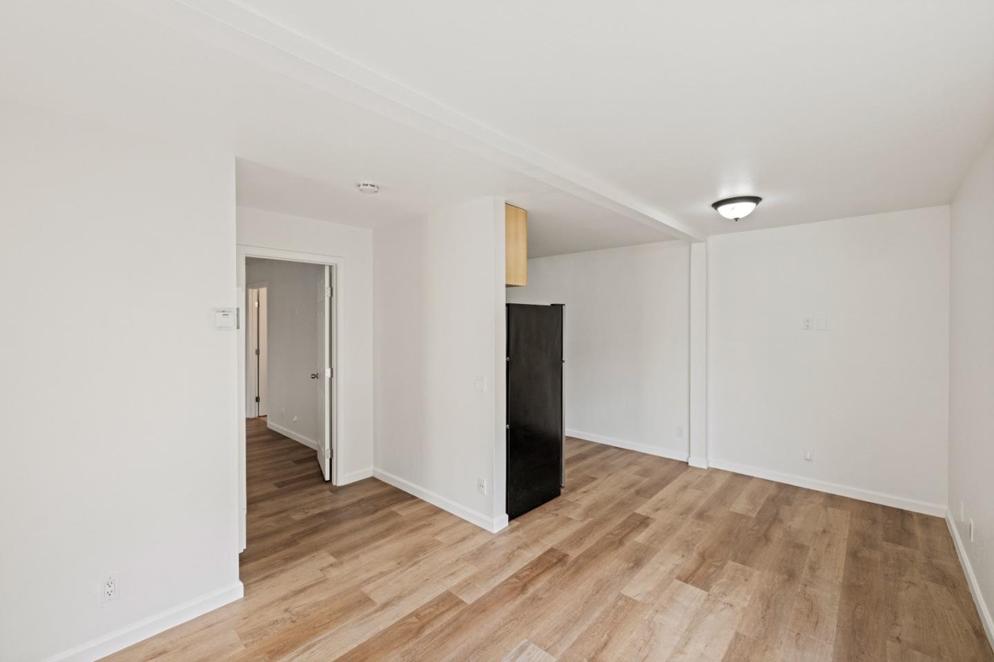 Detail Gallery Image 5 of 22 For 820 Casanova Ave #123,  Monterey,  CA 93940 - 1 Beds | 1 Baths