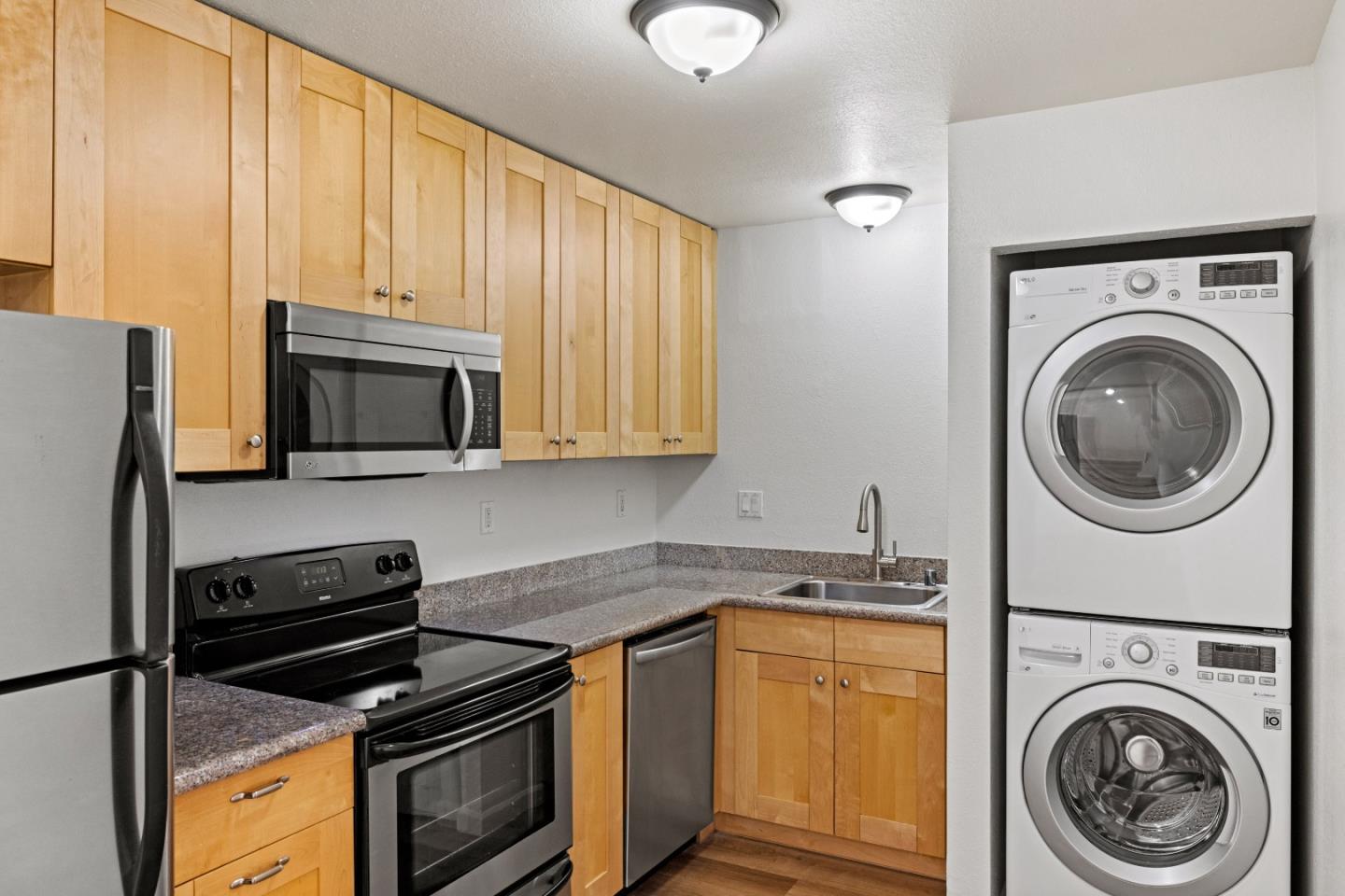Detail Gallery Image 8 of 22 For 820 Casanova Ave #123,  Monterey,  CA 93940 - 1 Beds | 1 Baths