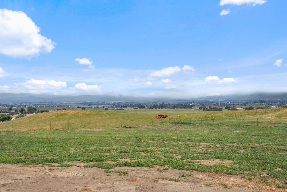Detail Gallery Image 11 of 67 For 3000 Coppa Ct, Hollister,  CA 95023 - 3 Beds | 2/1 Baths