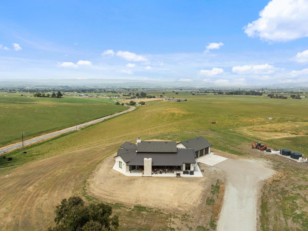 Detail Gallery Image 2 of 67 For 3000 Coppa Ct, Hollister,  CA 95023 - 3 Beds | 2/1 Baths