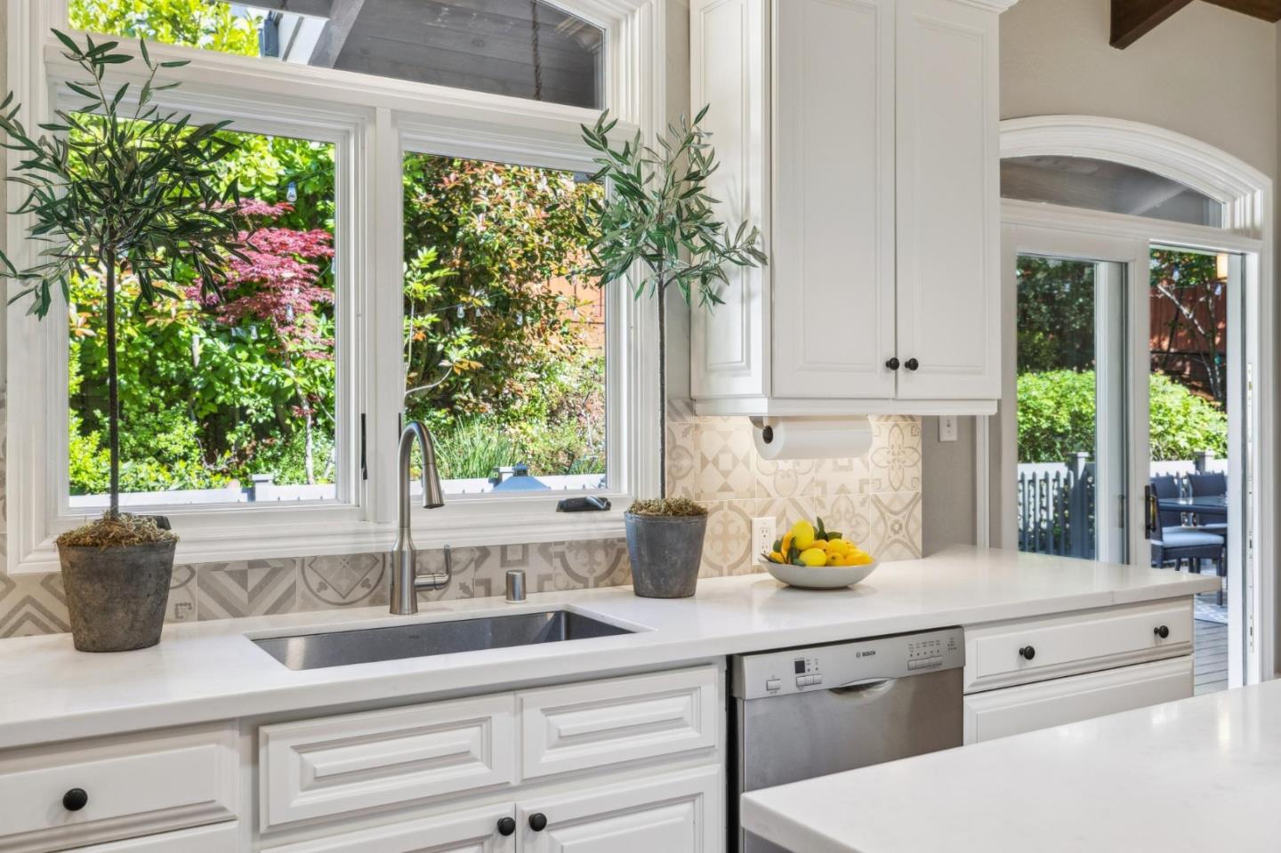 Detail Gallery Image 23 of 58 For 3003 Canyon Rd, Burlingame,  CA 94010 - 3 Beds | 2/1 Baths