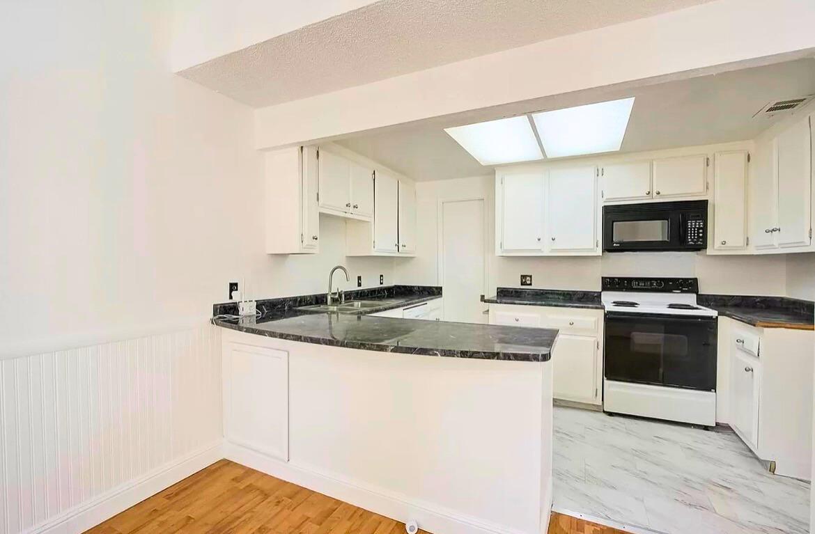 Detail Gallery Image 8 of 21 For 7959 La Riviera Dr, Sacramento,  CA 95826 - 3 Beds | 2/1 Baths