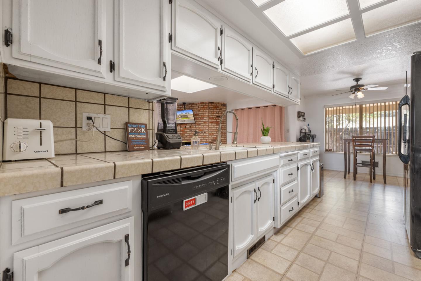 Detail Gallery Image 13 of 43 For 306 Elise Ct, Modesto,  CA 95350 - 4 Beds | 3 Baths