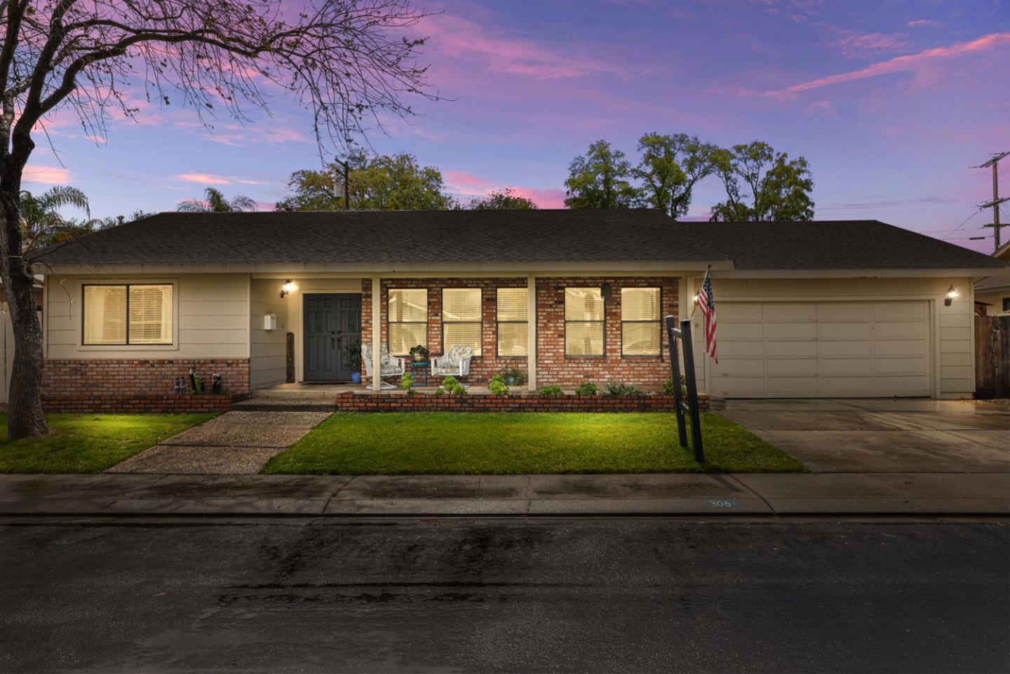 Detail Gallery Image 2 of 43 For 306 Elise Ct, Modesto,  CA 95350 - 4 Beds | 3 Baths