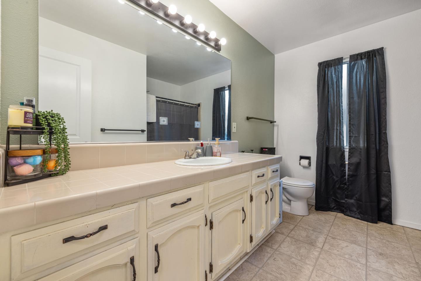 Detail Gallery Image 33 of 43 For 306 Elise Ct, Modesto,  CA 95350 - 4 Beds | 3 Baths