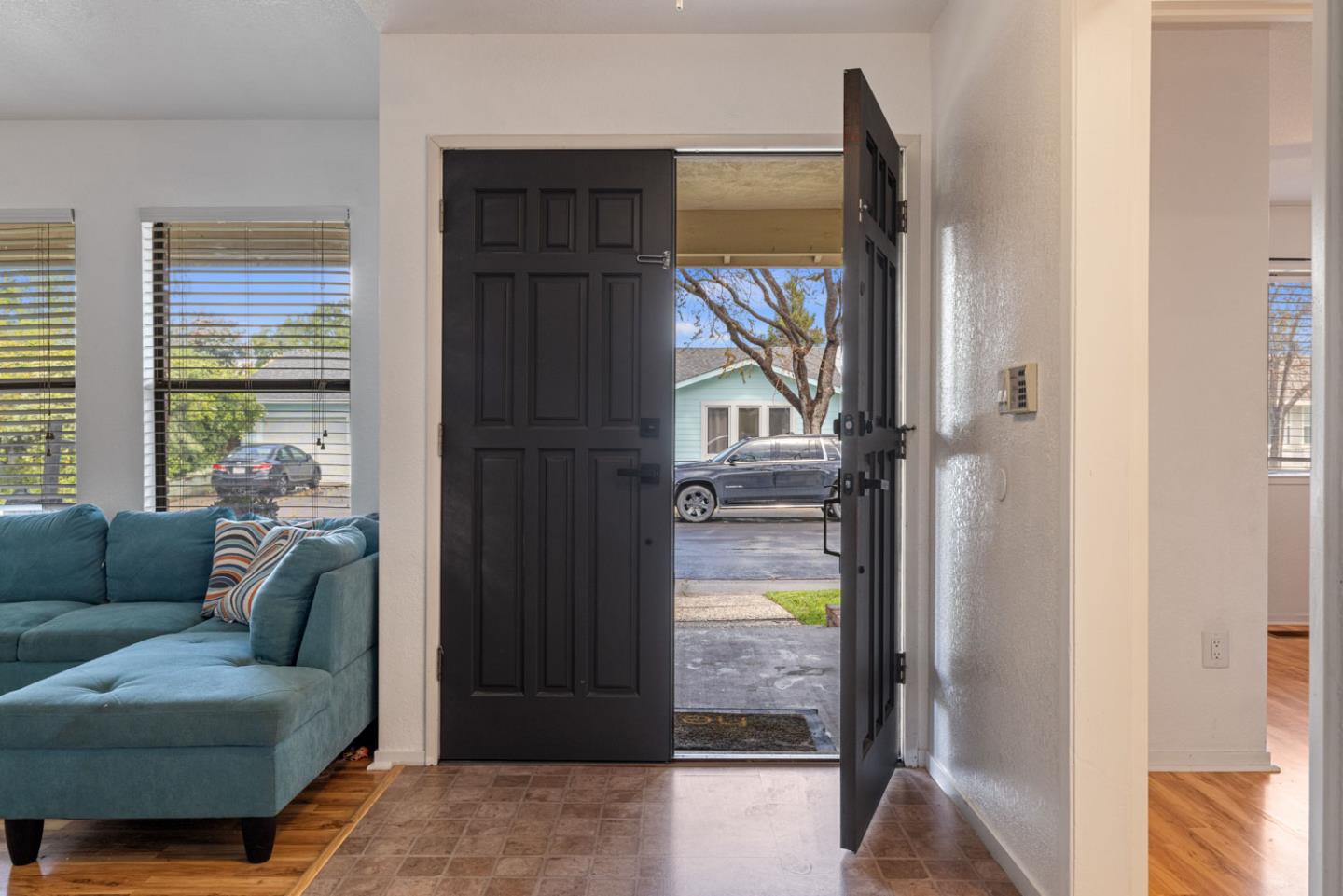 Detail Gallery Image 5 of 43 For 306 Elise Ct, Modesto,  CA 95350 - 4 Beds | 3 Baths
