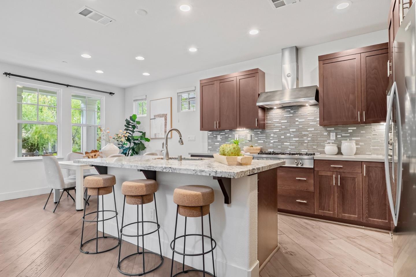 Detail Gallery Image 8 of 50 For 109 Avellino Way, Mountain View,  CA 94043 - 4 Beds | 3/1 Baths
