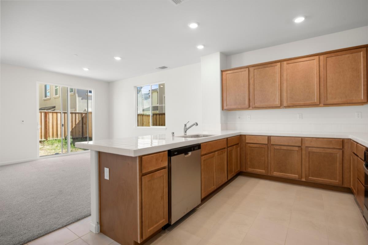 Detail Gallery Image 10 of 33 For 2110 Gladiola Dr, Hollister,  CA 95023 - 3 Beds | 2/1 Baths