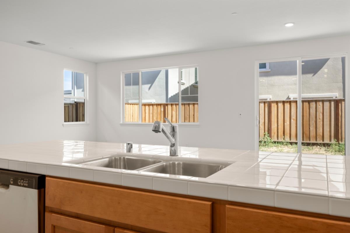 Detail Gallery Image 12 of 33 For 2110 Gladiola Dr, Hollister,  CA 95023 - 3 Beds | 2/1 Baths