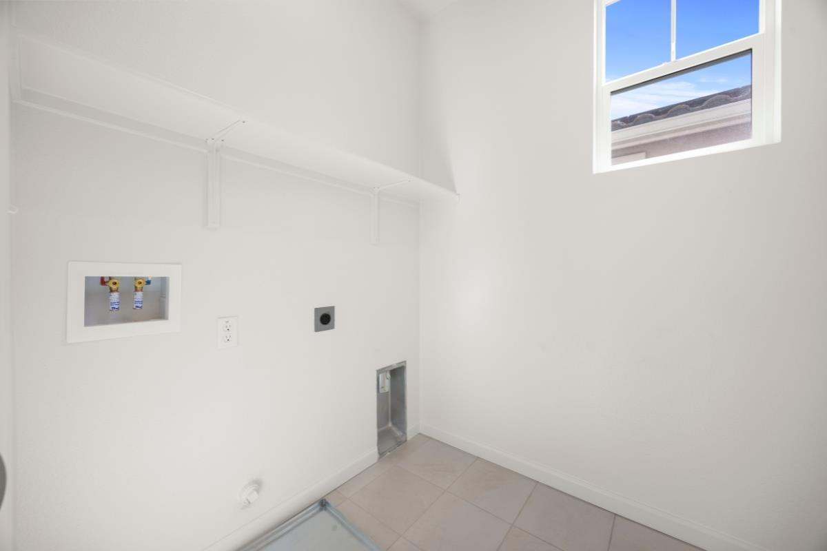 Detail Gallery Image 13 of 33 For 2110 Gladiola Dr, Hollister,  CA 95023 - 3 Beds | 2/1 Baths