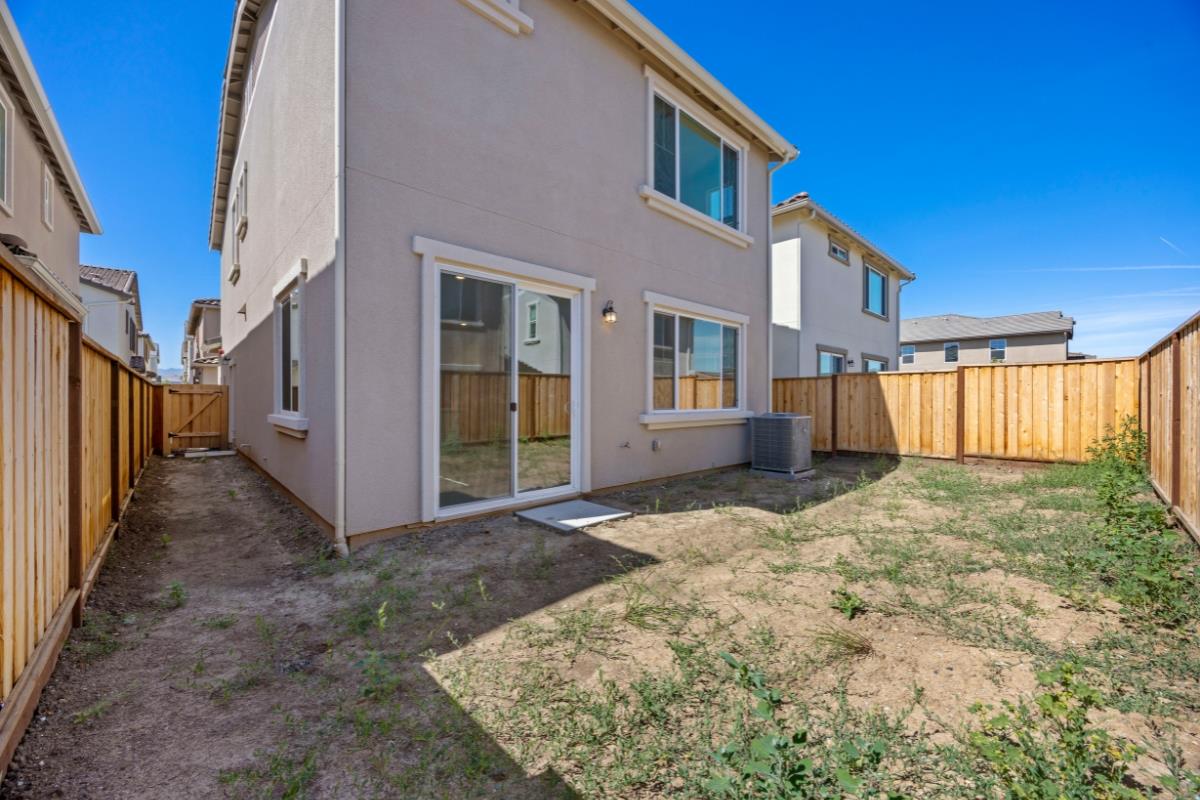 Detail Gallery Image 4 of 33 For 2110 Gladiola Dr, Hollister,  CA 95023 - 3 Beds | 2/1 Baths