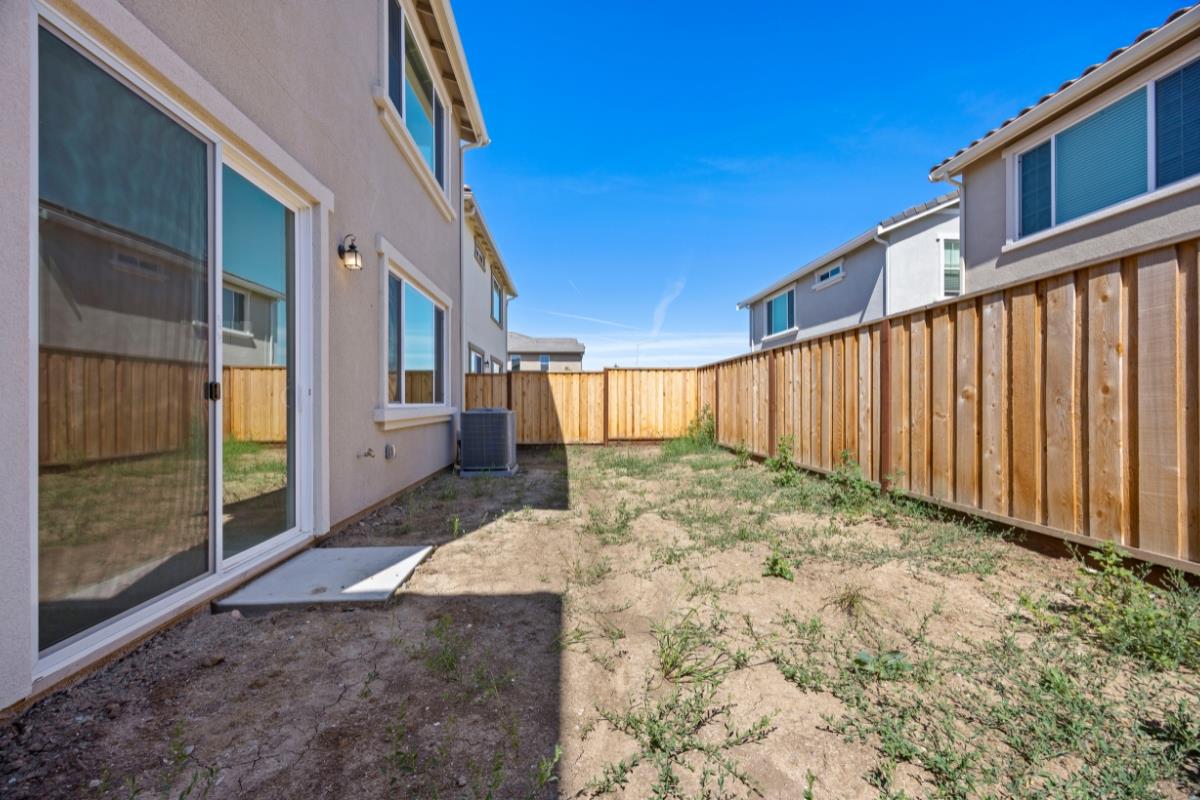 Detail Gallery Image 5 of 33 For 2110 Gladiola Dr, Hollister,  CA 95023 - 3 Beds | 2/1 Baths
