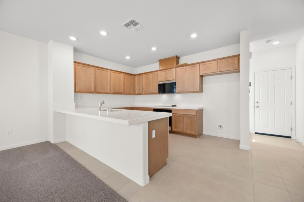 Detail Gallery Image 8 of 33 For 2110 Gladiola Dr, Hollister,  CA 95023 - 3 Beds | 2/1 Baths