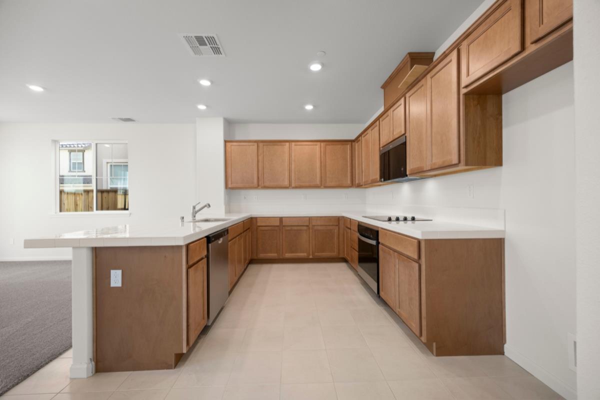 Detail Gallery Image 9 of 33 For 2110 Gladiola Dr, Hollister,  CA 95023 - 3 Beds | 2/1 Baths